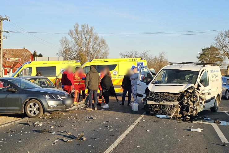 Vide: Baleset vonta el a Citroen vezetjnek figyelmt s Renault el kanyarodott, ami Skodnak csapdott Borgtnl